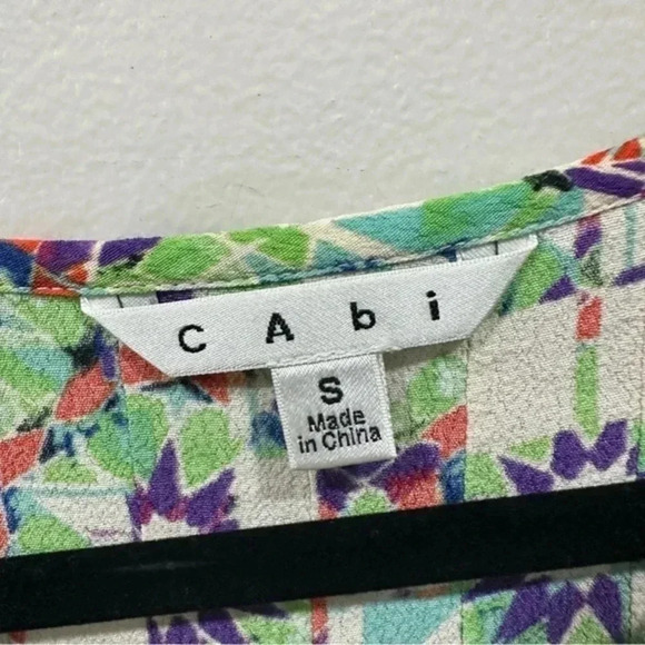 🍁 CAbi #316 Kaleidoscope sleeveless multi color print tie neck blouse Small - Picture 10 of 11
